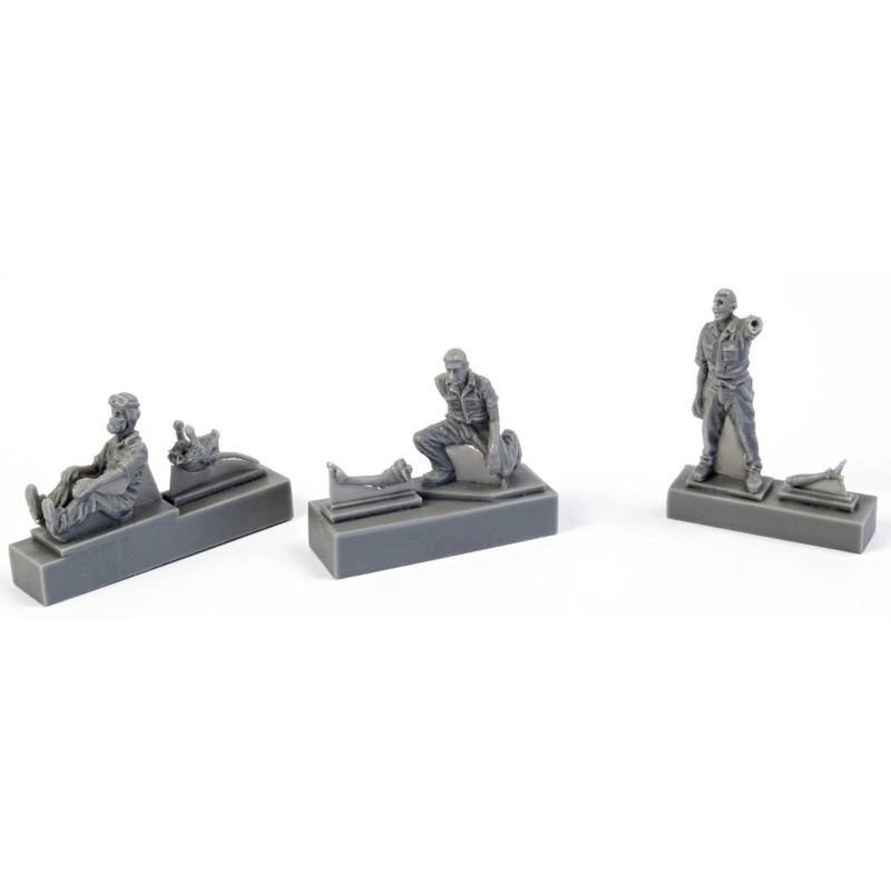 1/72 RAF Pilot Sitting in Cockpit w/Monkey on Shoulder + 2 Mechanics, Western Desert