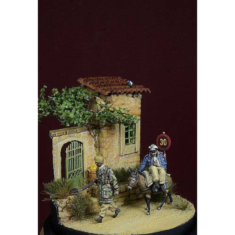 1/72 WWII German Fallschirmjager and Donkey Italy 1943-44 (2 figures)