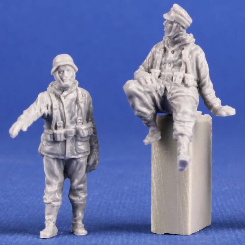 1/72 Sd.Kfz 250/251 Crew in Winter Uniforms