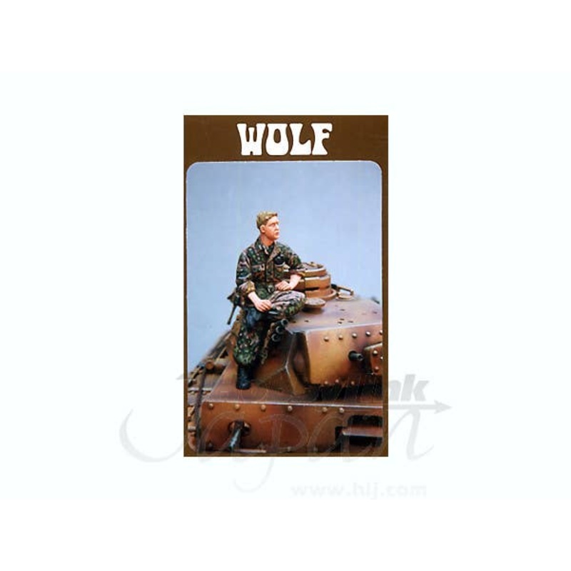 1/35 German Tankman in Camouflage Overall WWII
