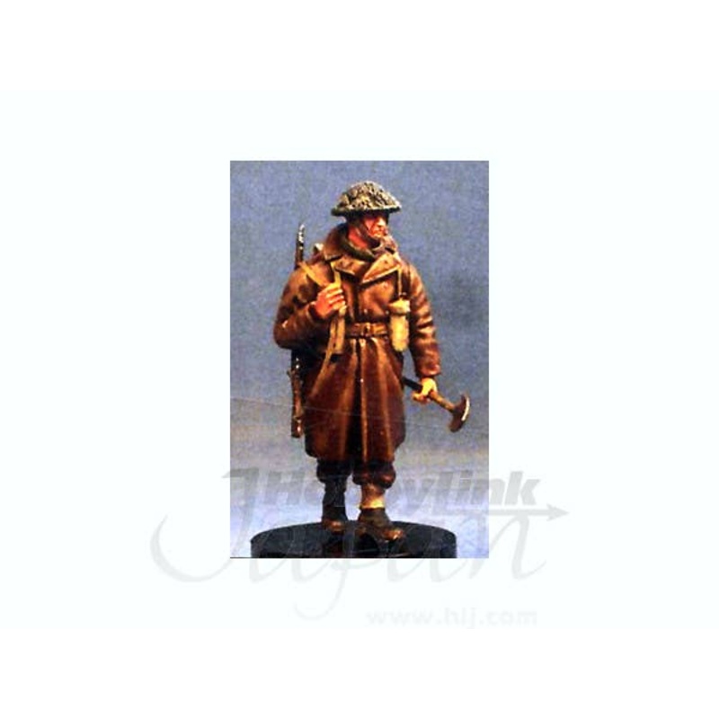 1/35 Infantry Man Walking in Overcoat with Rifle No.1