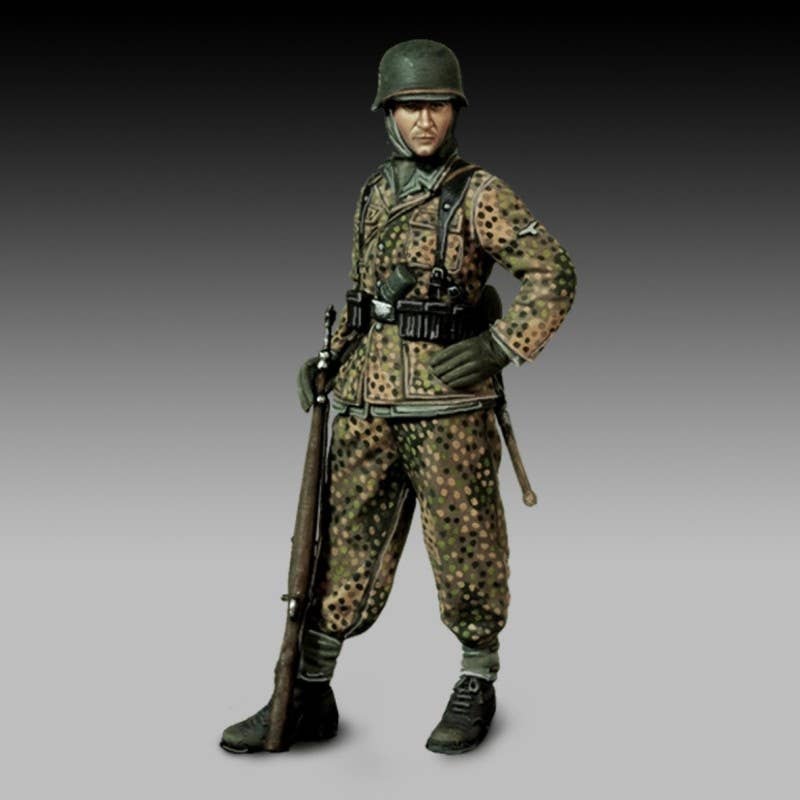 1/48 German soldier with rifle - WWII