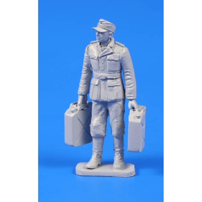1/48 German WW II Soldier with Fuel Cans