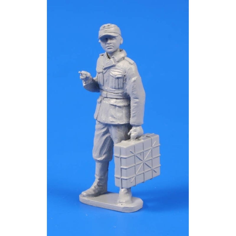 1/48 German WW II Soldier with Grenade Case