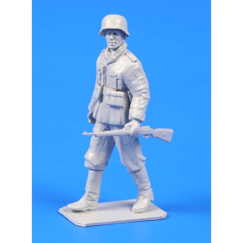 1/48 German WW II Soldier with Mauser 98 Rifle