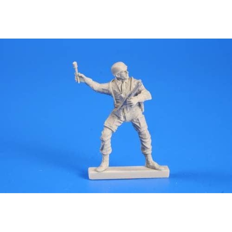 1/48 German WWII Paratrooper w/ FG-42