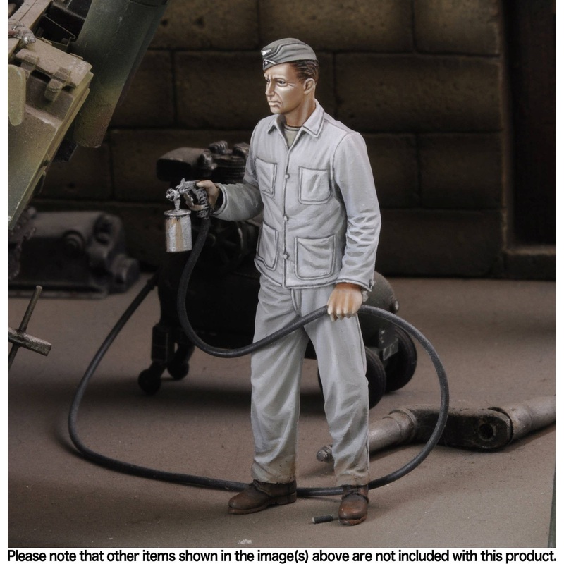 1/35 Soldier Spray Painting