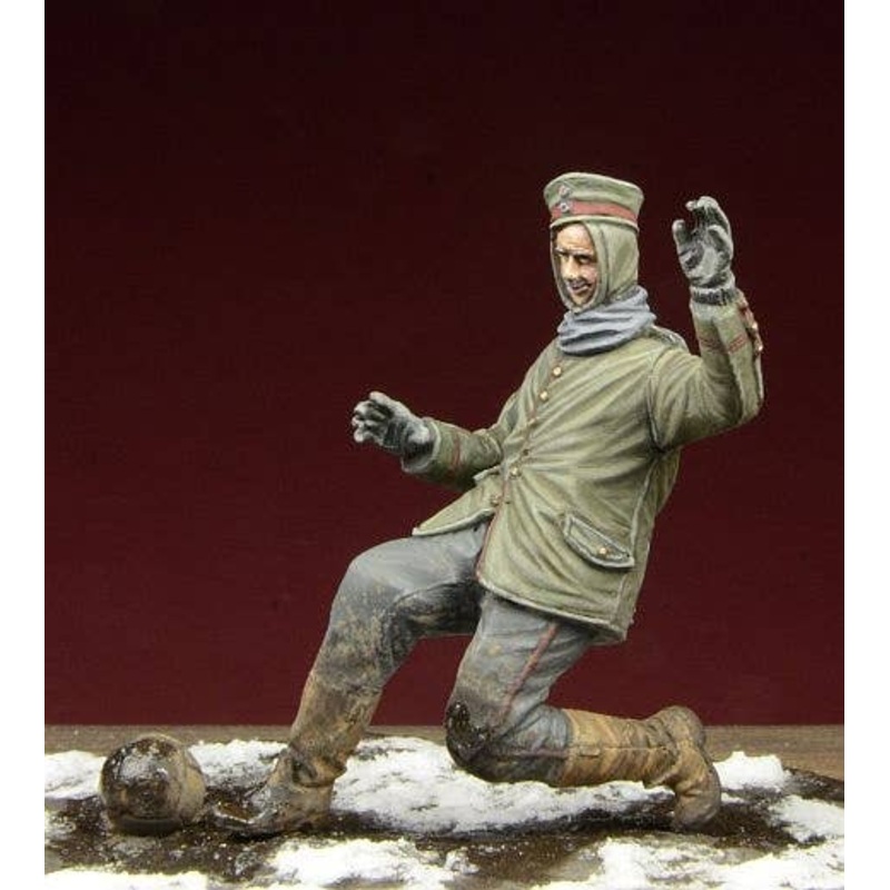 1/35 WWI German Infantryman Playing Football