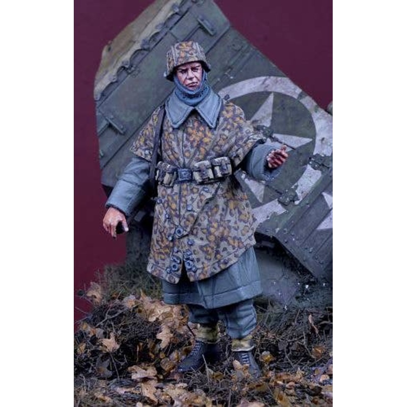 1/35 WWII German Waffen-SS Soldier in Camouflage Poncho Hansen Combat Team Ardennes 1944