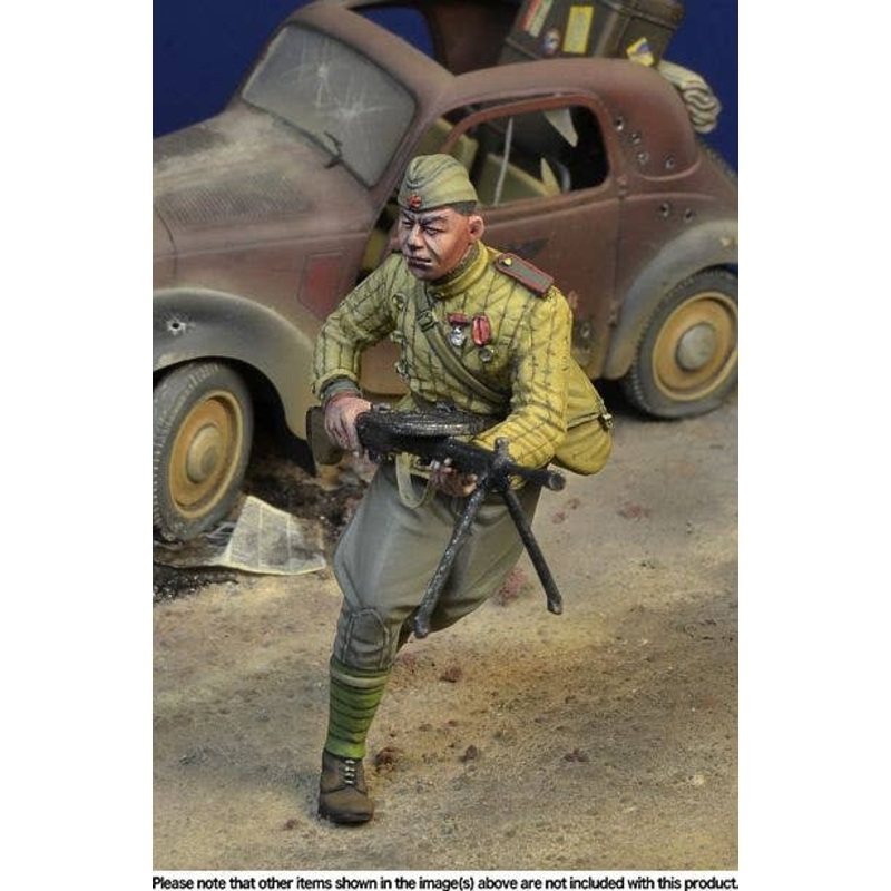 1/35 WWII Soviet Infantry with a Russian Degucharev Light Machine Gun Berlin 1945