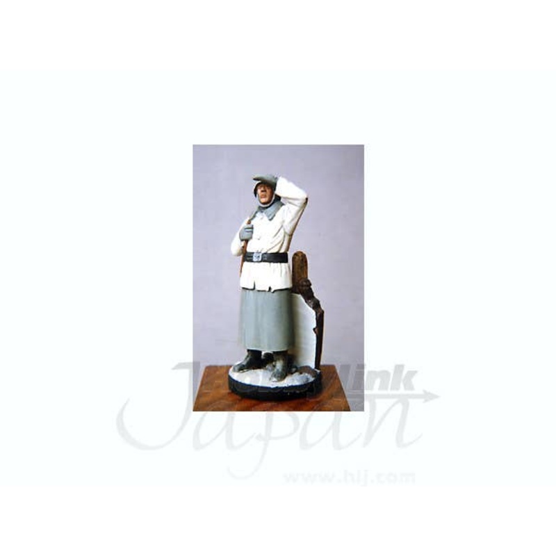 1/35 German WWII Soldier in Greatcoat and Snowsmock