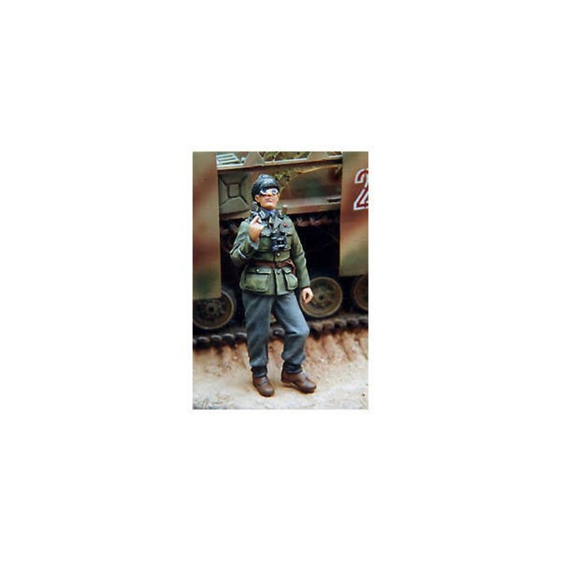1/35 Grossdeutschland Officer with Flare Pistol WWII