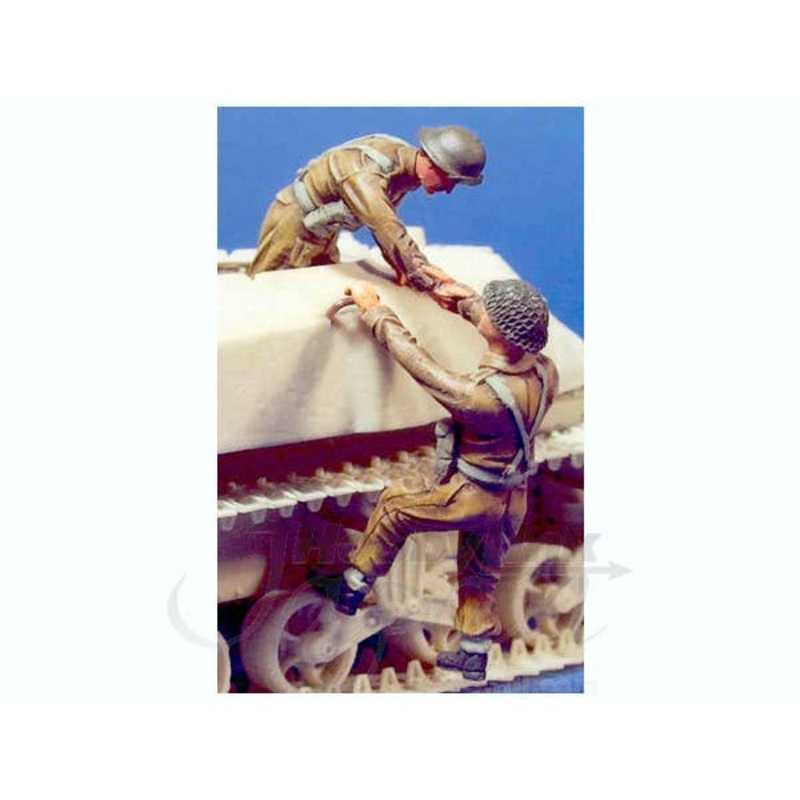 1/35 Two UK Soldiers Climbing onto Vehicle