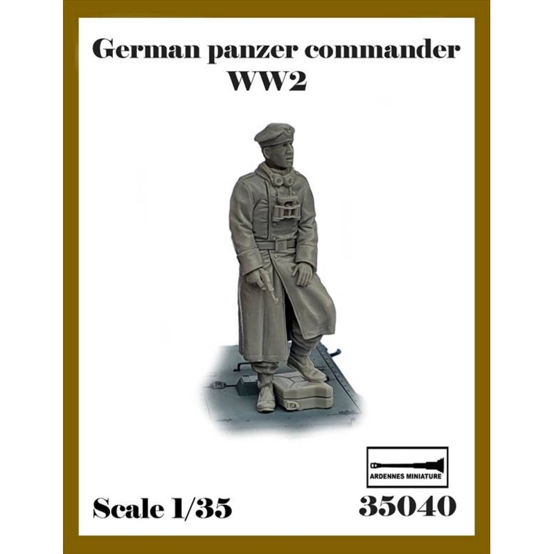 1/35 WWII German Tank Crew Early in the War #1 Tank Commander with Handgun (1pcs)
