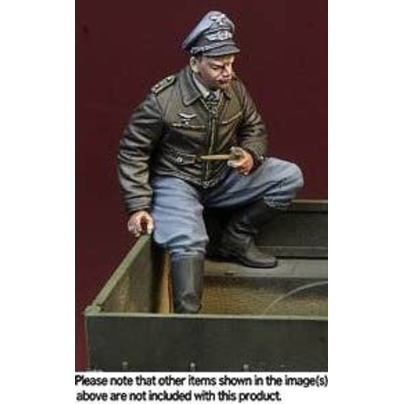 1/35 WWII Luftwaffe Fighter Pilot Sitting