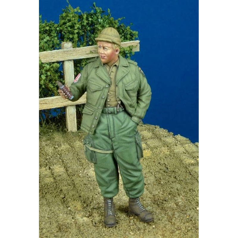1/35 WWII U.S. ARMY Paratrooper Presenting Chocolate Bar 1944-45