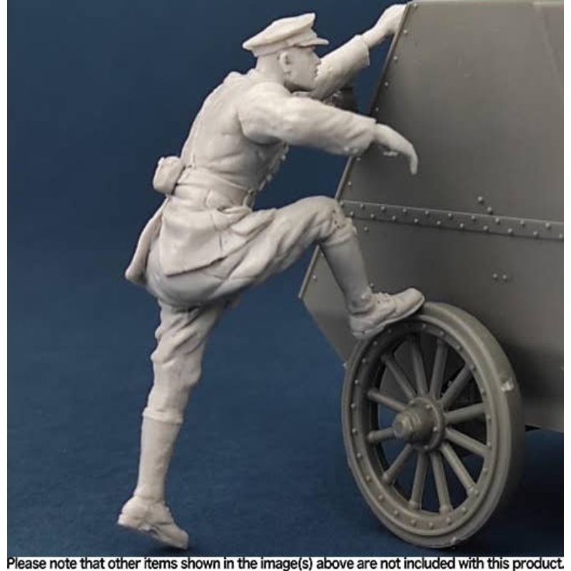 1/35 Canadian Motor MG Brigade Crewman getting in