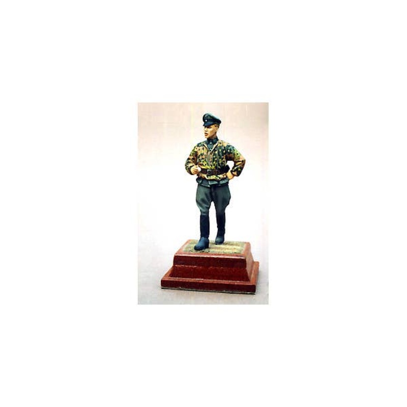 1/35 German Officer WWII in Camouflage Smock