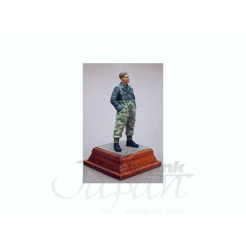 1/35 German Soldier WWII in Winter Overtrousers