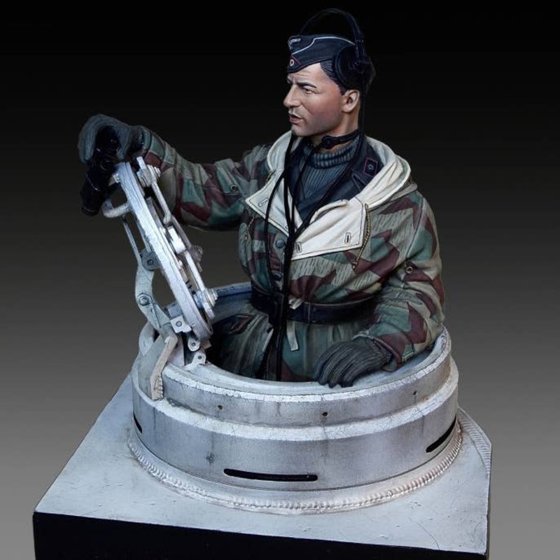 1/35 German tanker in winter dress with Tiger I Early cupola