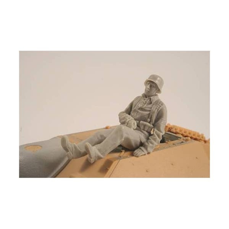 1/35 German WWII Hetzer Sitting Infantryman 1945