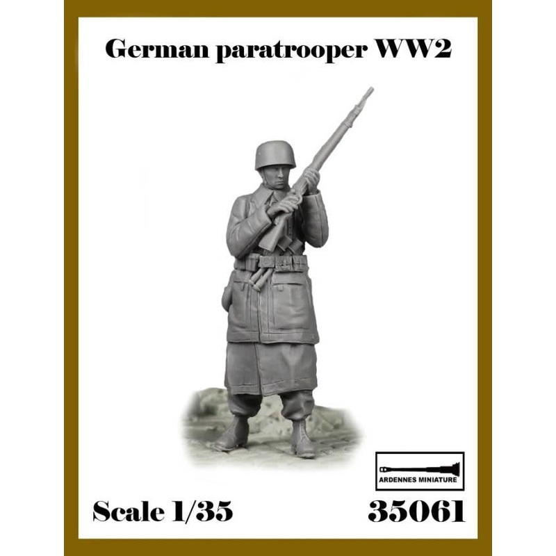 1/35 WWII German Army Fallschirmjager Raising a Rifle