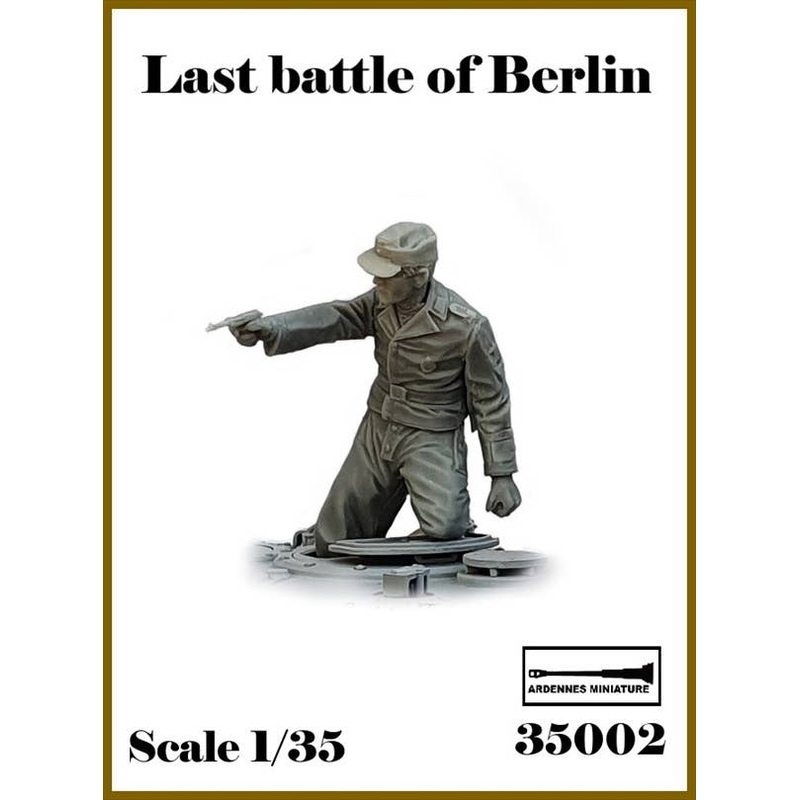 1/35 WWII German Berlin Last Battle #2 Tank Crew with Pistols (1pcs)