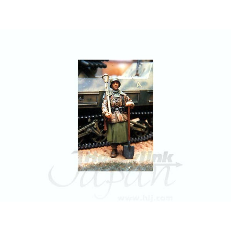 1/35 WWII German Soldier w/Coat, Smock, & Panzerfaust