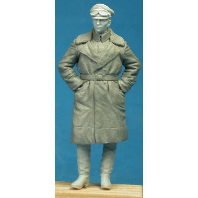 1/35 German Armored Car Officer