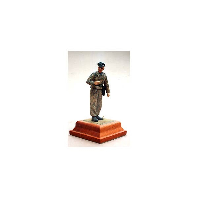 1/35 German Officer in Camouflage Suit WWII