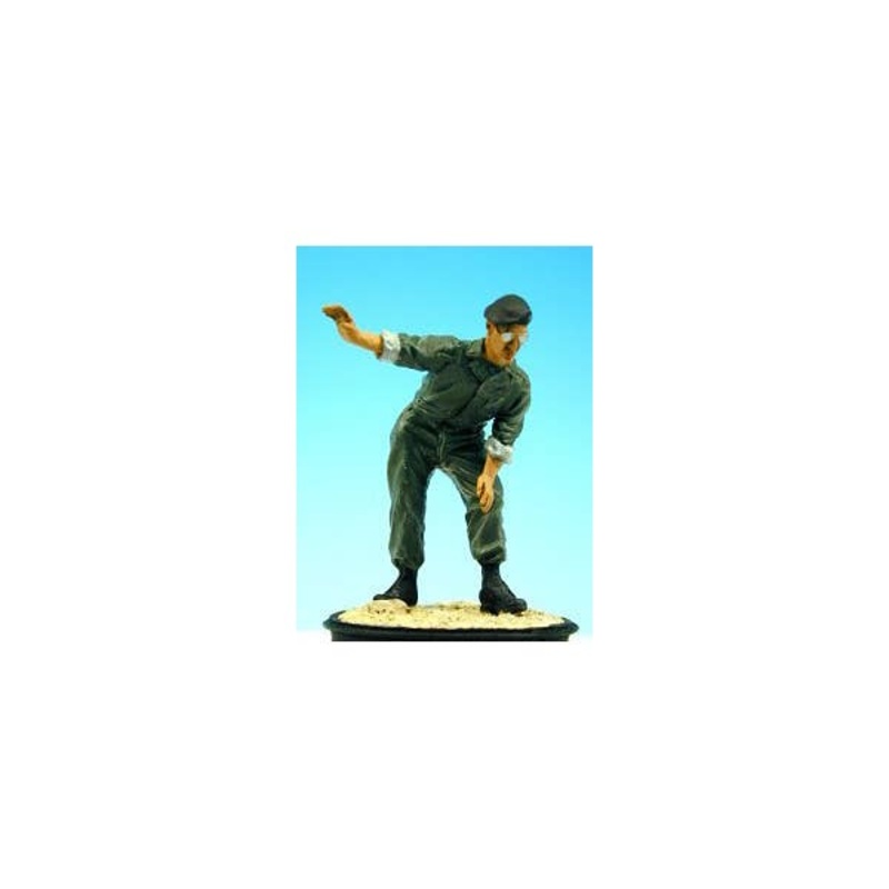 1/35 UK Crewman Leaning & Guiding