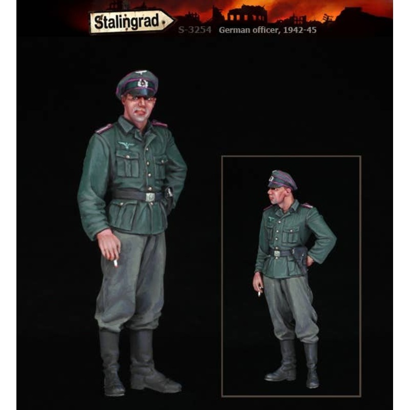 1/35 WWII German Army Officer 1941-45 Officer Watching Over Maintenance Work