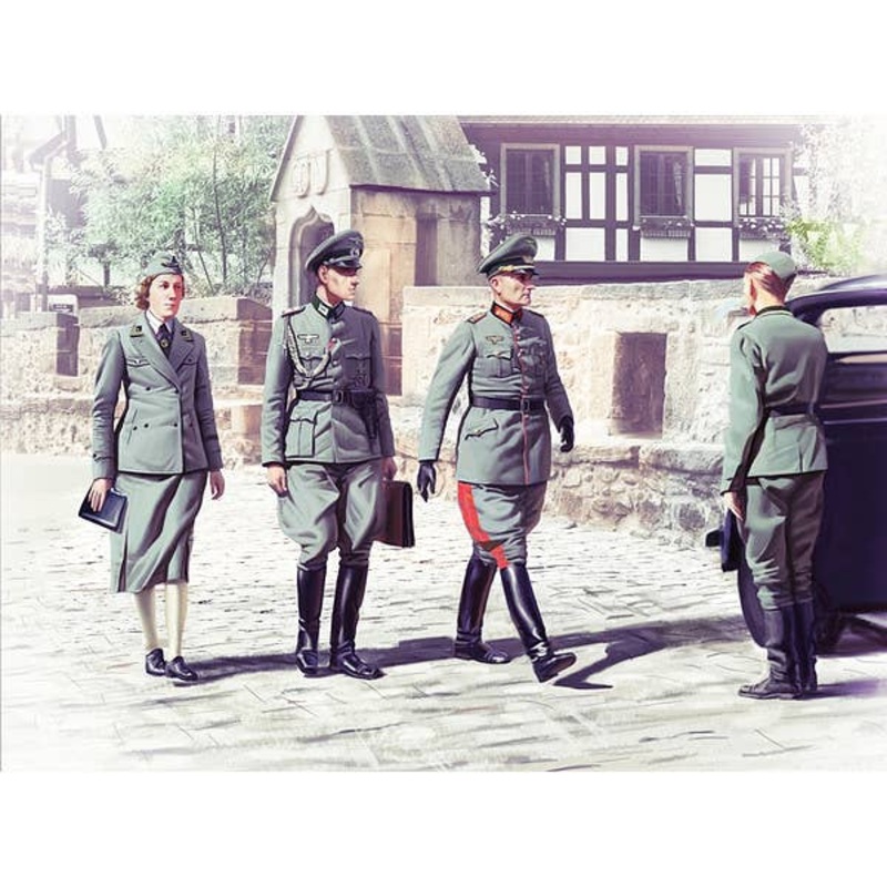 1/35 WWII German Staff Personnel (4 Figures)