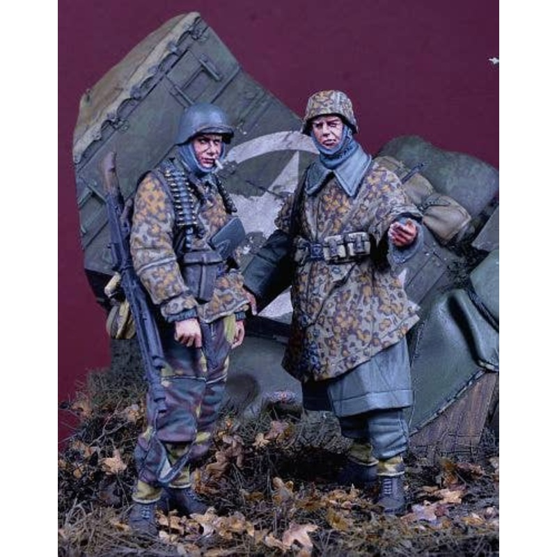 1/35 WWII German Waffen-SS MG42 Machine Gunner and Soldier in Camouflage Poncho Hansen Combat Team Ardennes 1944 (set of 2)