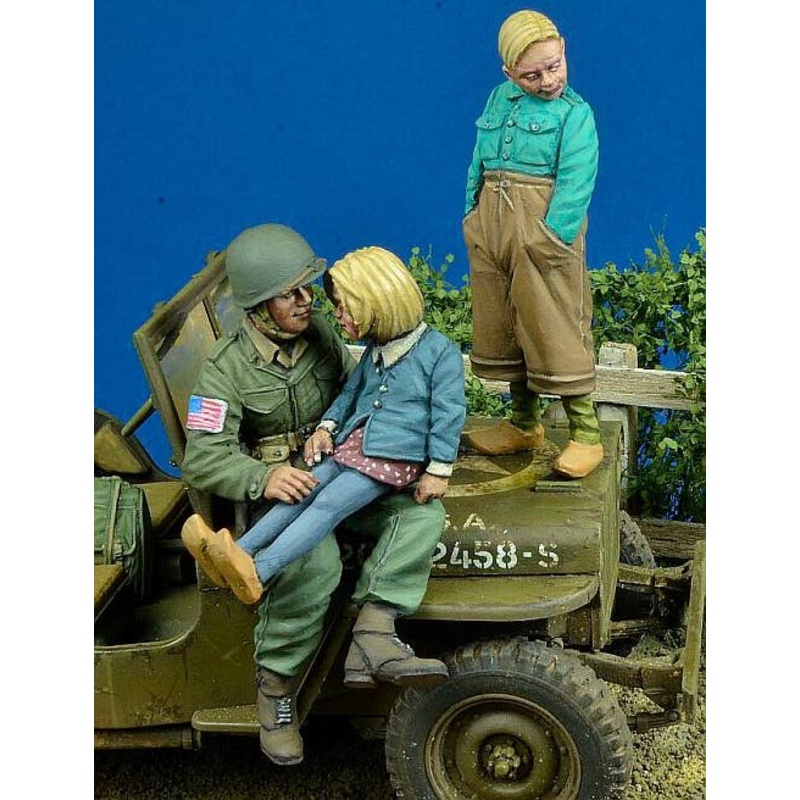1/35 WWII US Army Paratroopers and Boys and Girls 1944-45 (Set of 3)