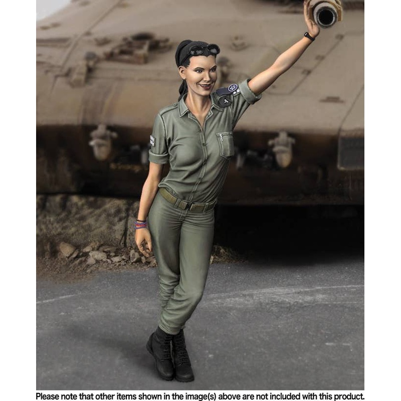 1/35 Israeli IDF Female Soldier Posing Against The Backdrop Of A Tank