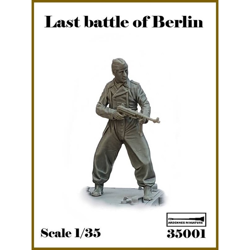 1/35 WWII German Berlin Last Battle #1 Tank Crew Covering the Escape (1pcs)