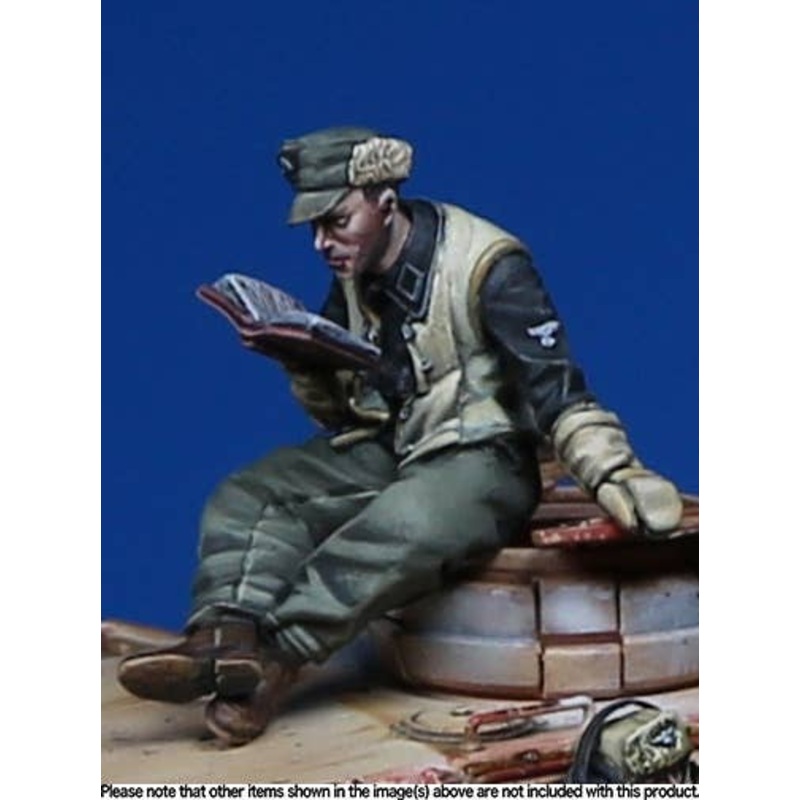 1/35 WWII German Tank Crew Read the Bible