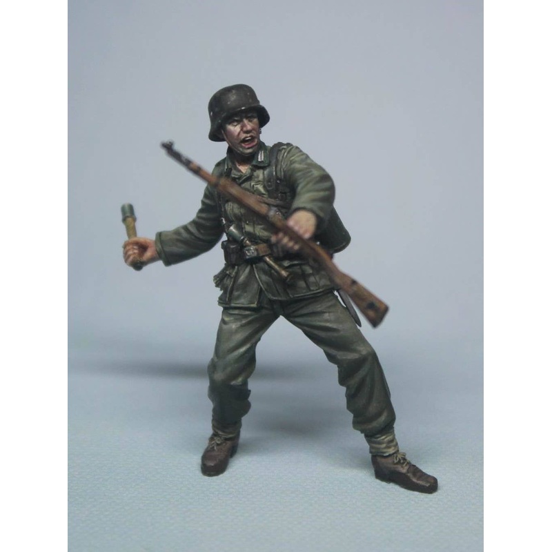 1/35 German Army Infantry "Throwing a Grenade"