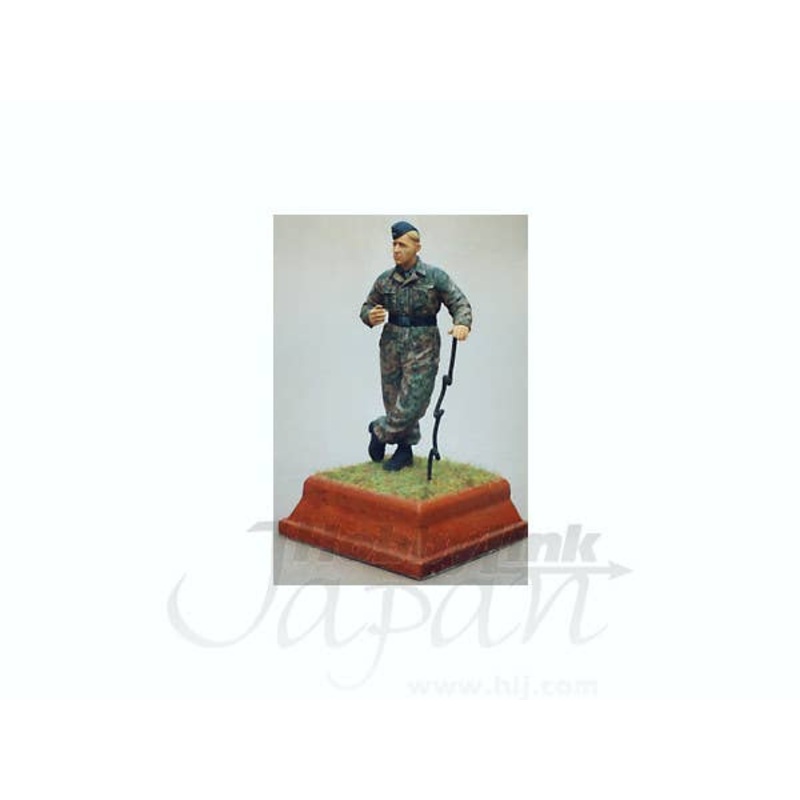 1/35 German Tankman WWII in Camouflage Overalls Type 2