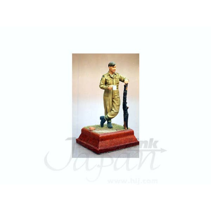 1/35 UK/Canadian Soldier WWII Relaxing with Mug