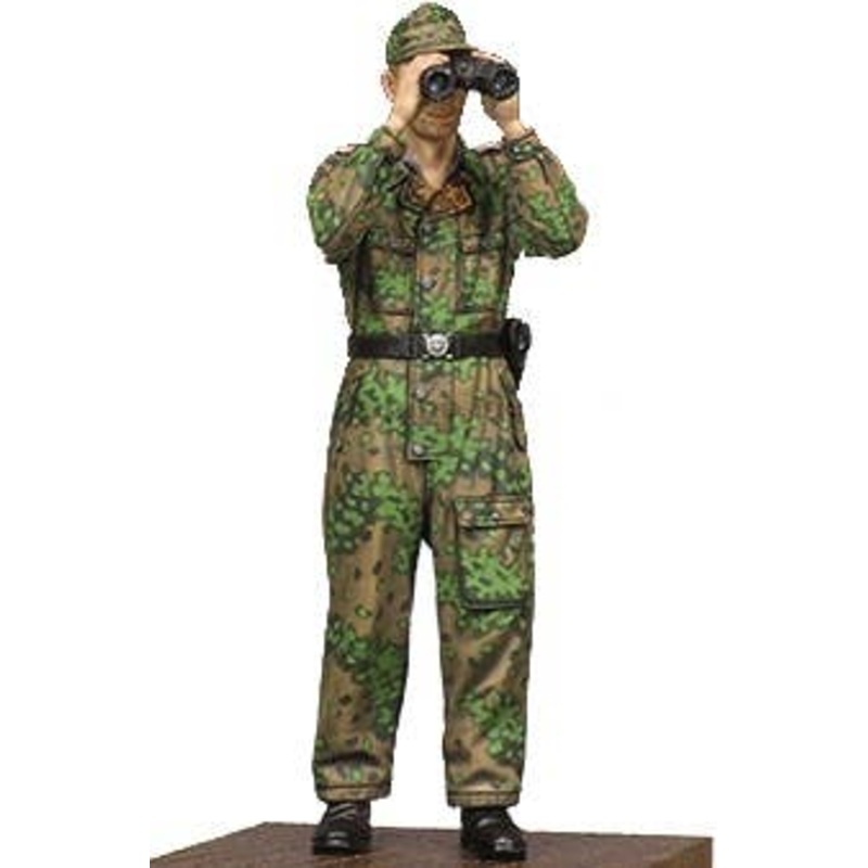 1/35 WSS Panzer Officer at Kursk #1