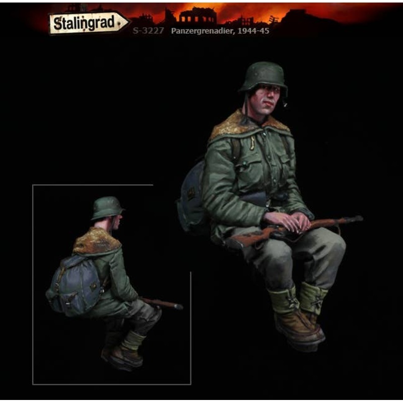 1/35 WWII German Grenadier 1943 - 45 (5) A Crew Member Carrying Miscellaneous Payments