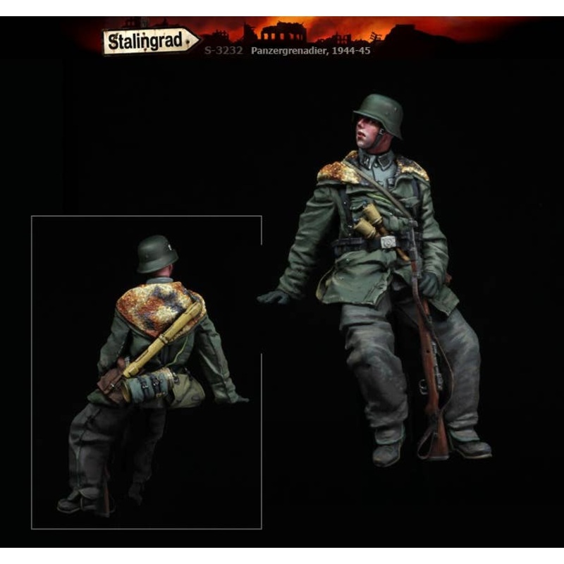 1/35 WWII German Grenadier 1943 - 45 (9) A Shooting Assistant with a Spare Barrel