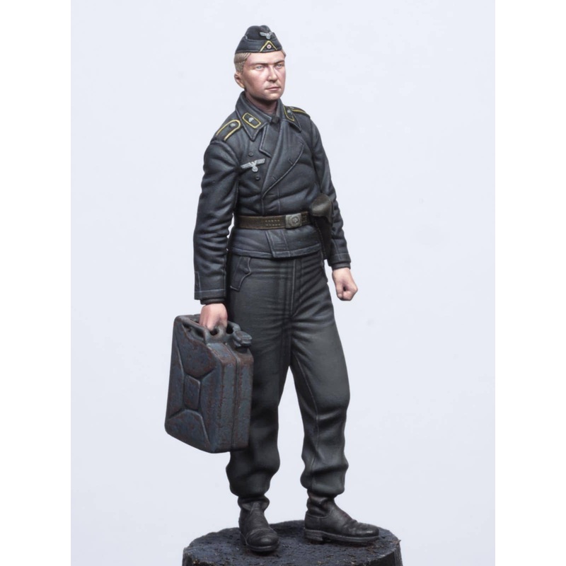 1/35 WWII German Wehrmacht tank crew carrying jerry cans
