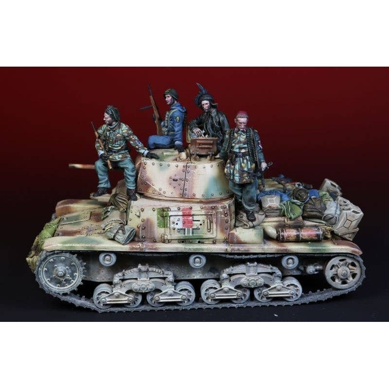 1/35 Italian Crew Figures & Accesories M13/40 WWII