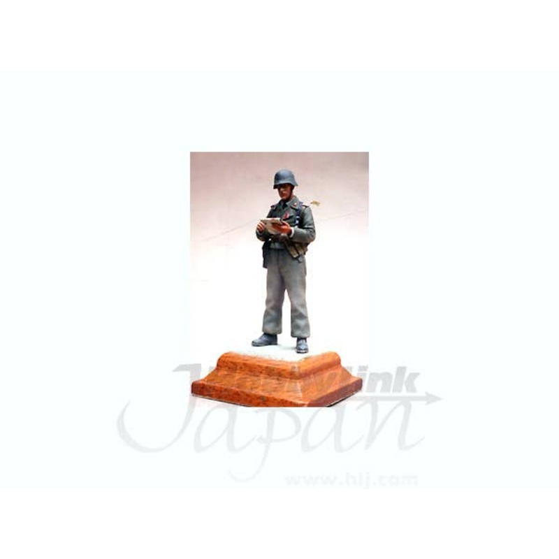 1/35 Officer with Map in Panzer Uniform, Helmet (Conference Group #3)