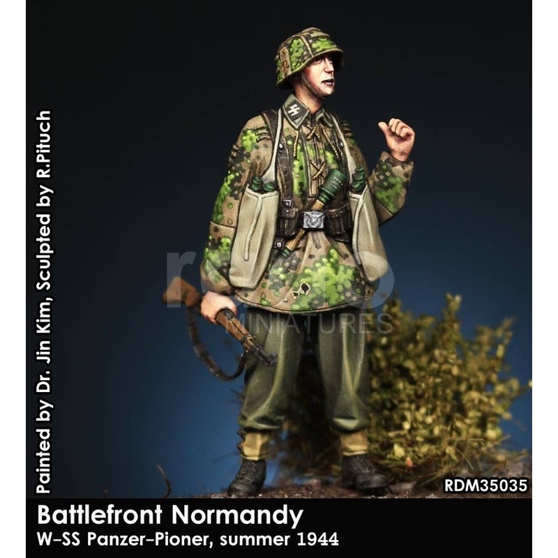 1/35 WW.II Waffen-SS Armored Engineer With Grenade Carrying Bag Summer 1944