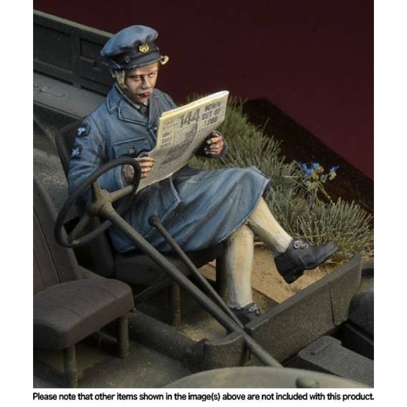 1/35 WWII British WAAF Girl Reading a Newspaper
