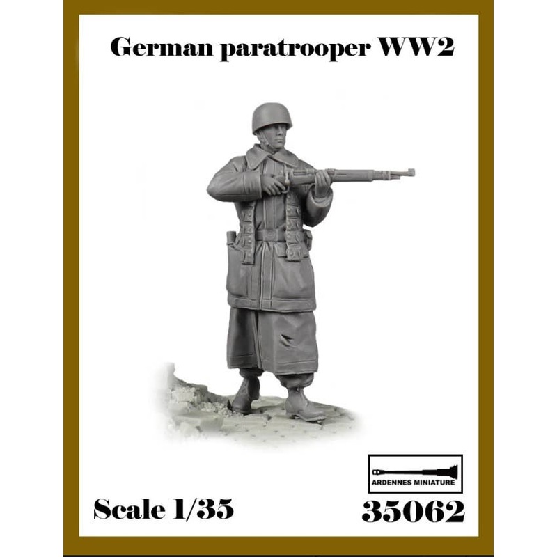 1/35 WWII German Army Fallschirmjager Holding a Rifle